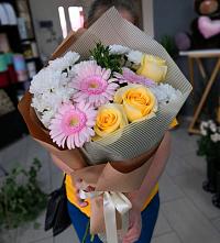 Букет цветов из:  Герберы, Розы и Хризантемы в Соломенском