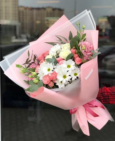 Букет цветов из: Розы, Лизиантусы и Хризантемы в Соломенском